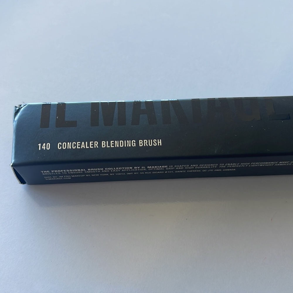 SOLD**** IL MAKIAGE concealer blending brush #140 NEW IN BOX 🖤! GREAT GIFT! 🎁